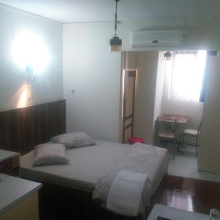 Utarit Hotel Стамбул Екстер'єр фото A typical studio apartment in Manila, Philippines