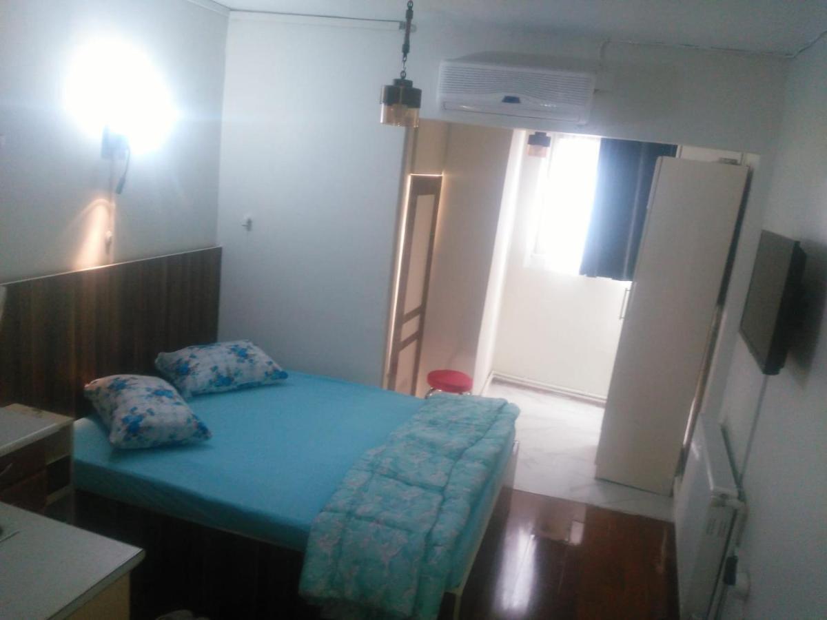 Utarit Hotel Стамбул Екстер'єр фото A bedroom in a boarding house in the Philippines